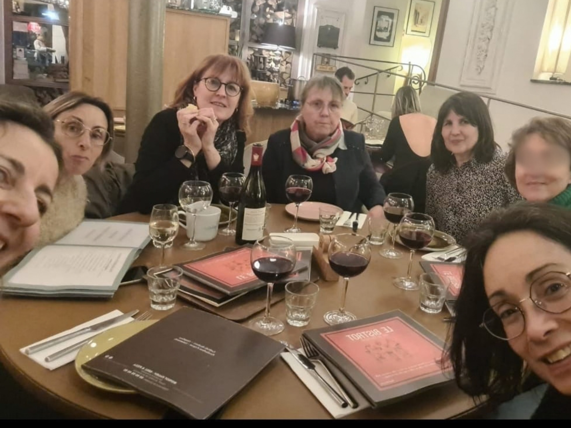Participantes réunies lors d’un repas convivial